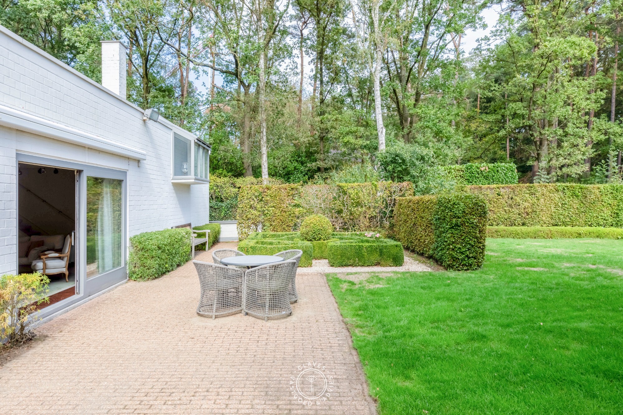 Residentiële villa op een uitzonderlijk groen perceel van meer dan 2.000 m² in de gegeerde Eikenlaan te Belsele