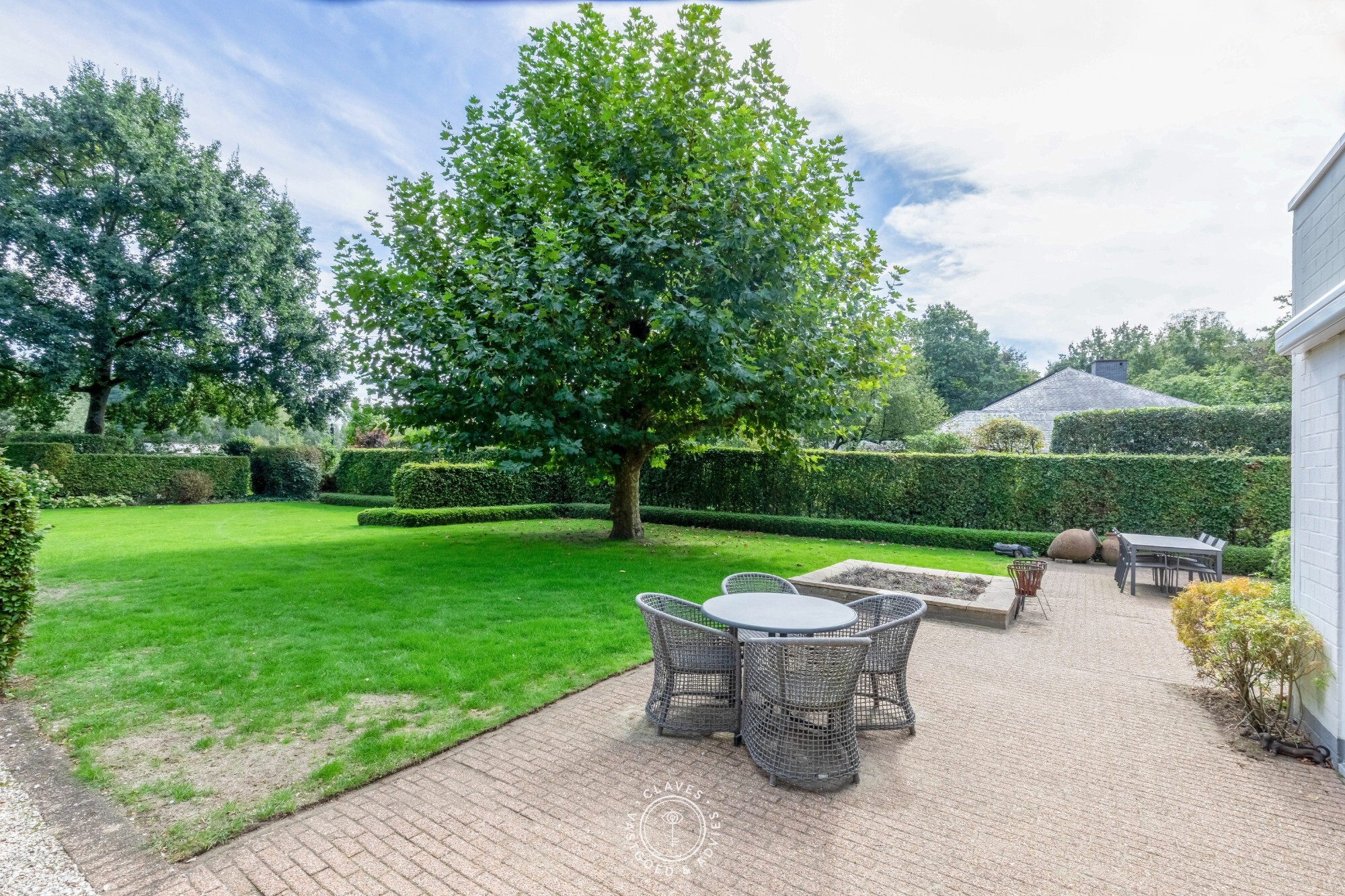 Residentiële villa op een uitzonderlijk groen perceel van meer dan 2.000 m² in de gegeerde Eikenlaan te Belsele