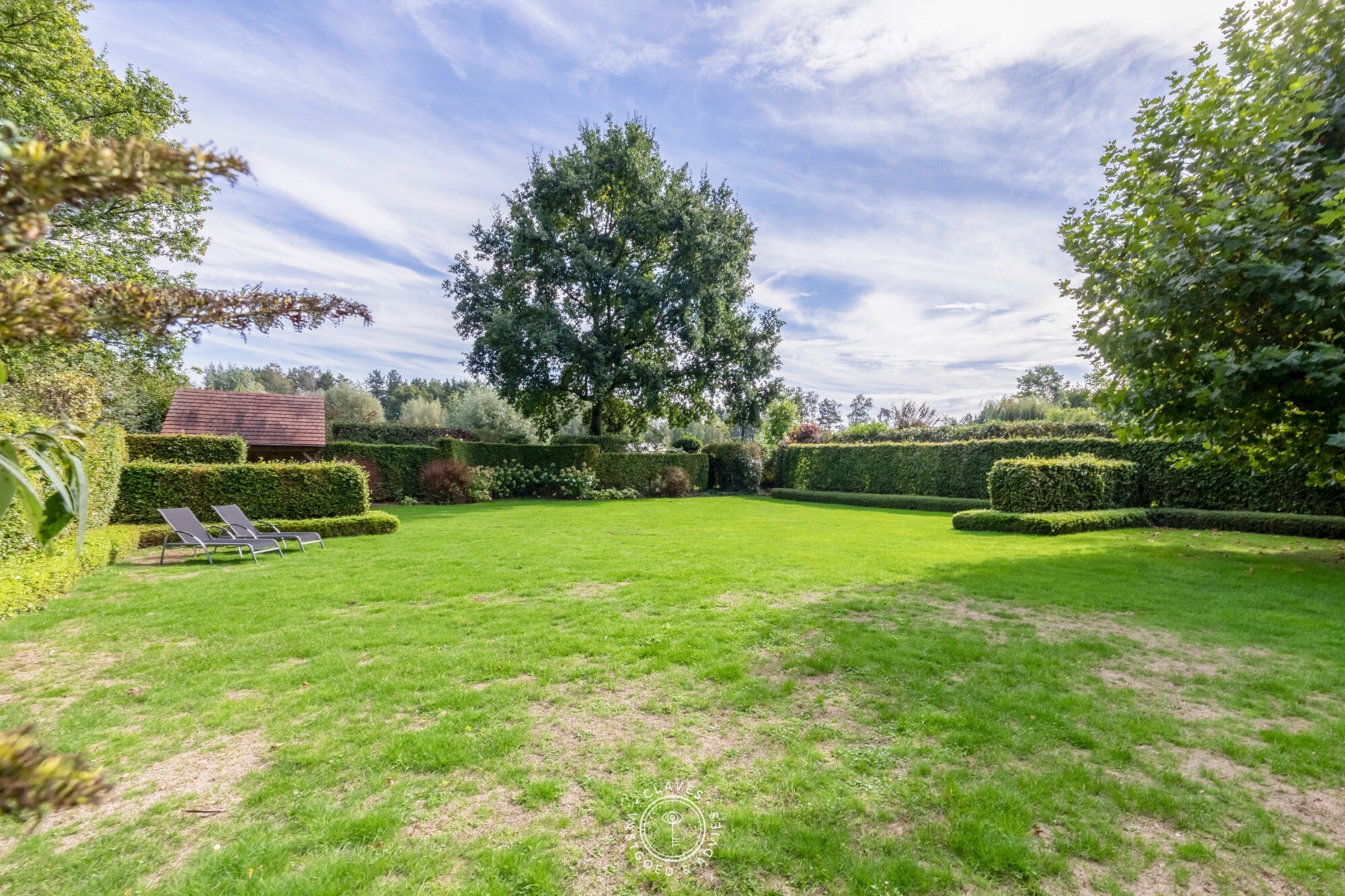 Residentiële villa op een uitzonderlijk groen perceel van meer dan 2.000 m² in de gegeerde Eikenlaan te Belsele