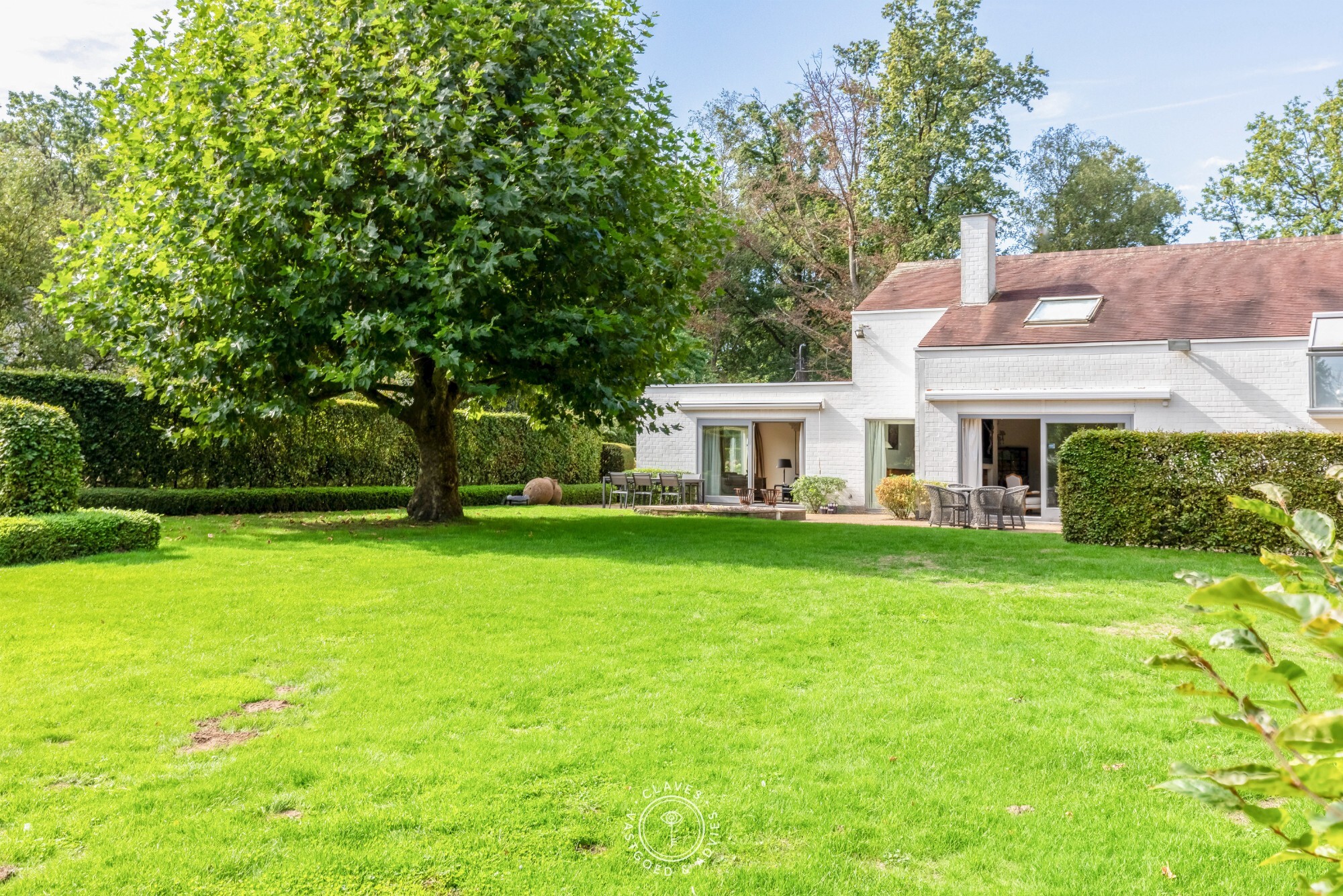 Residentiële villa op een uitzonderlijk groen perceel van meer dan 2.000 m² in de gegeerde Eikenlaan te Belsele