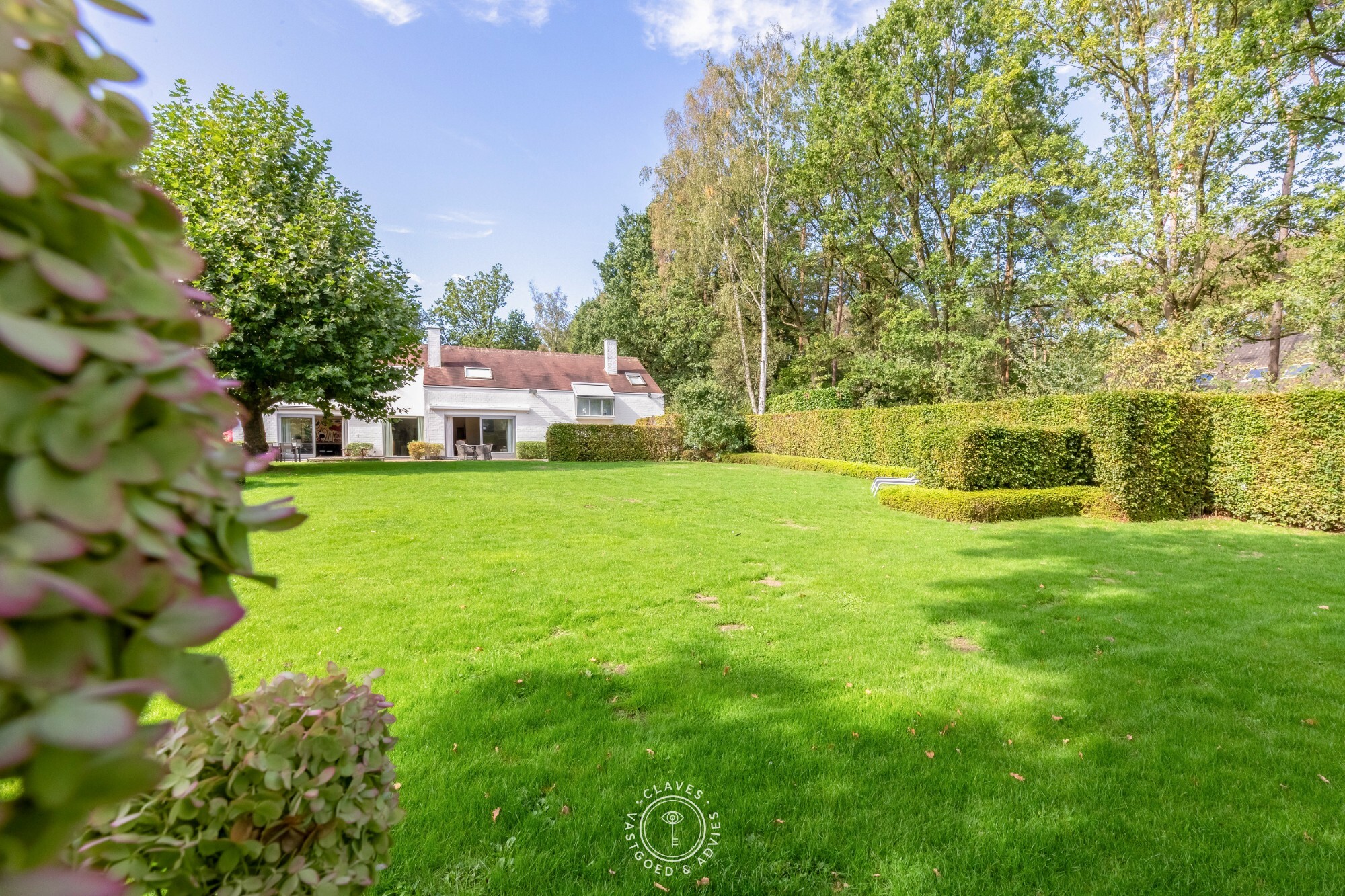 Residentiële villa op een uitzonderlijk groen perceel van meer dan 2.000 m² in de gegeerde Eikenlaan te Belsele