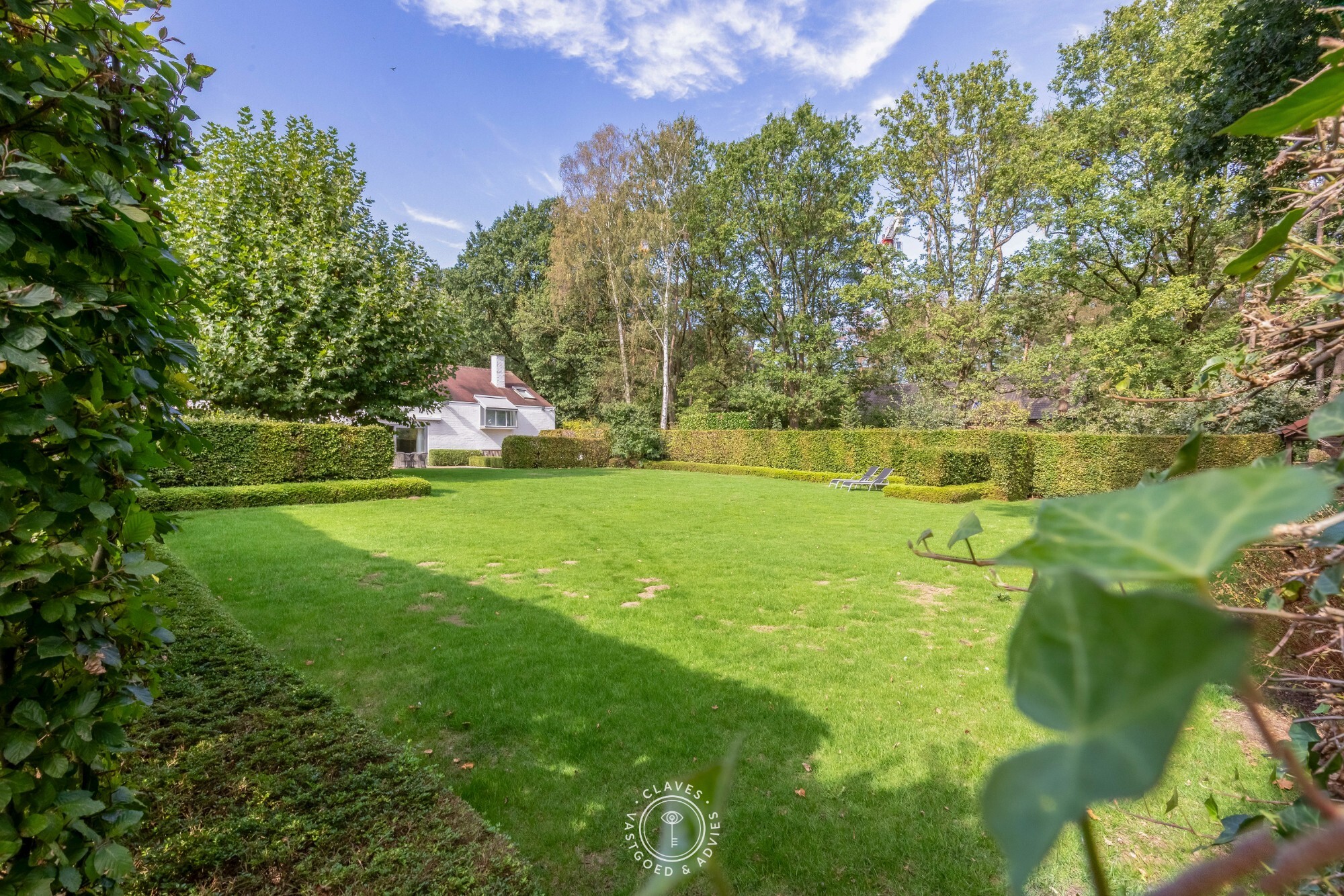 Residentiële villa op een uitzonderlijk groen perceel van meer dan 2.000 m² in de gegeerde Eikenlaan te Belsele
