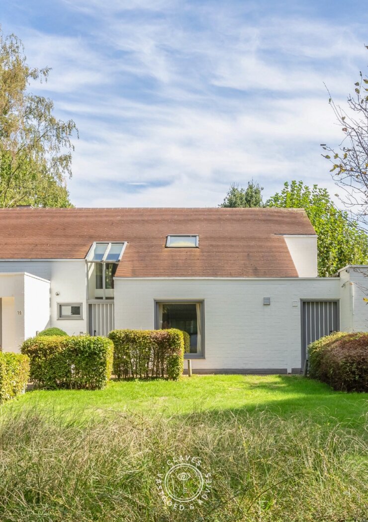 Residentiële villa op een uitzonderlijk groen perceel van meer dan 2.000 m² in de gegeerde Eikenlaan te Belsele