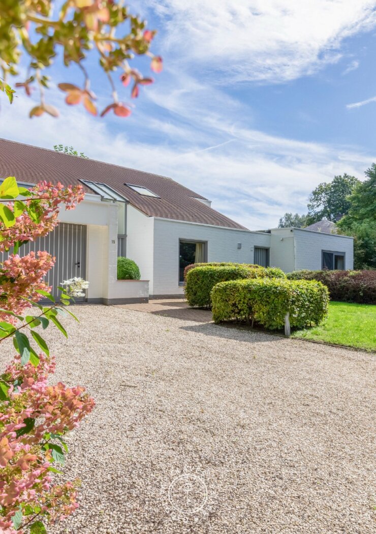 Residentiële villa op een uitzonderlijk groen perceel van meer dan 2.000 m² in de gegeerde Eikenlaan te Belsele