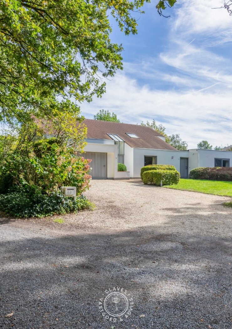 Residentiële villa op een uitzonderlijk groen perceel van meer dan 2.000 m² in de gegeerde Eikenlaan te Belsele