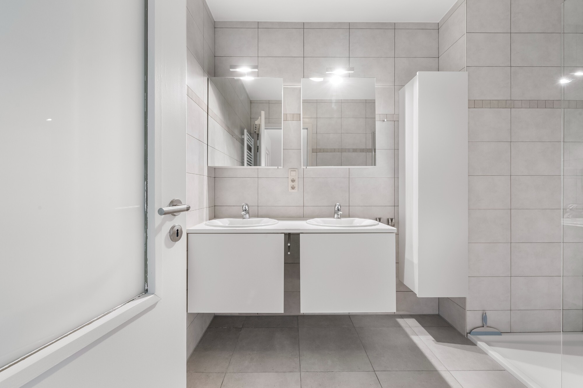 Lichtrijk appartement met Schelde-zicht, 2 slaapkamers en 2 parkeerplaatsen aan het Georges Van Dammeplein in Temse