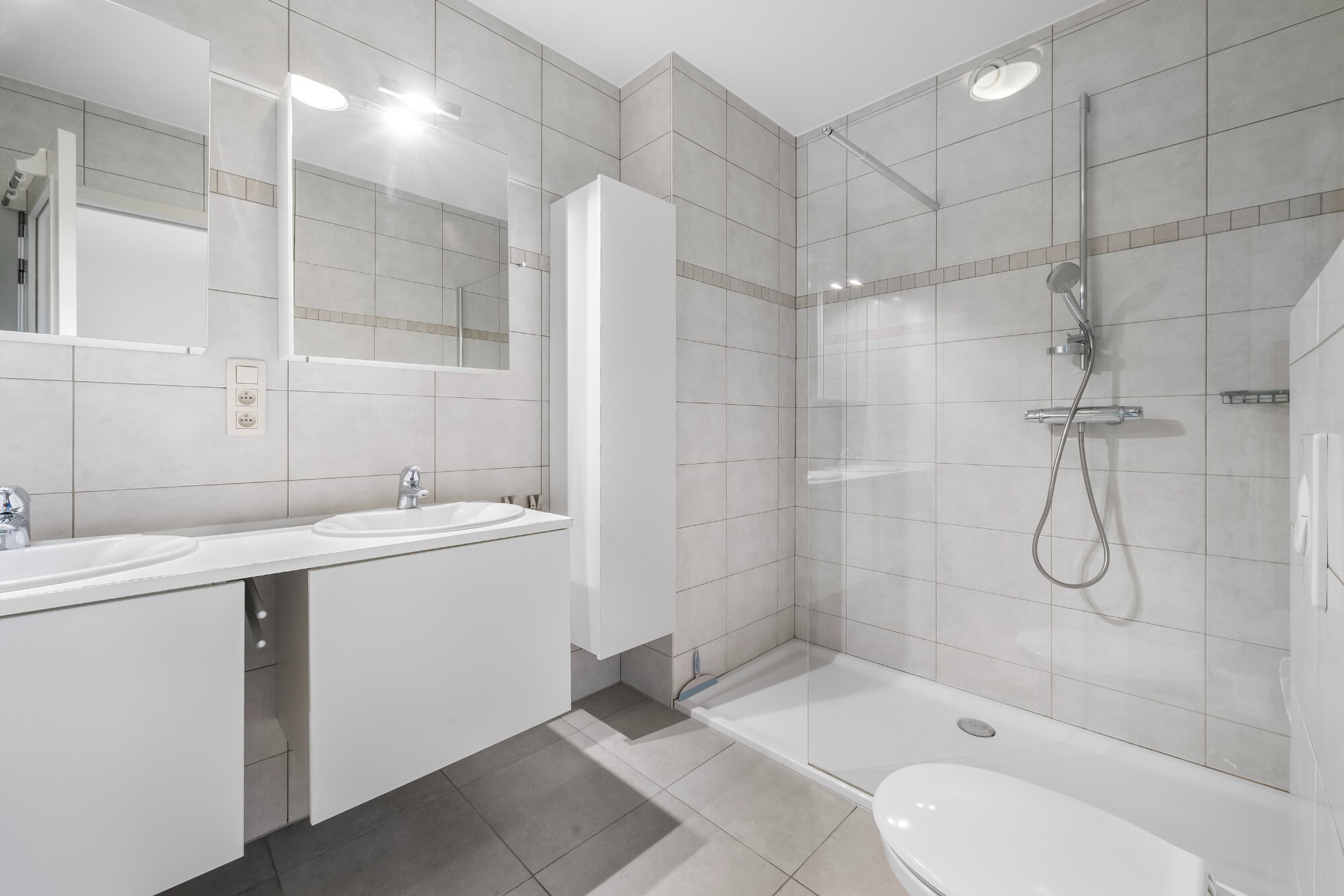 Lichtrijk appartement met Schelde-zicht, 2 slaapkamers en 2 parkeerplaatsen aan het Georges Van Dammeplein in Temse