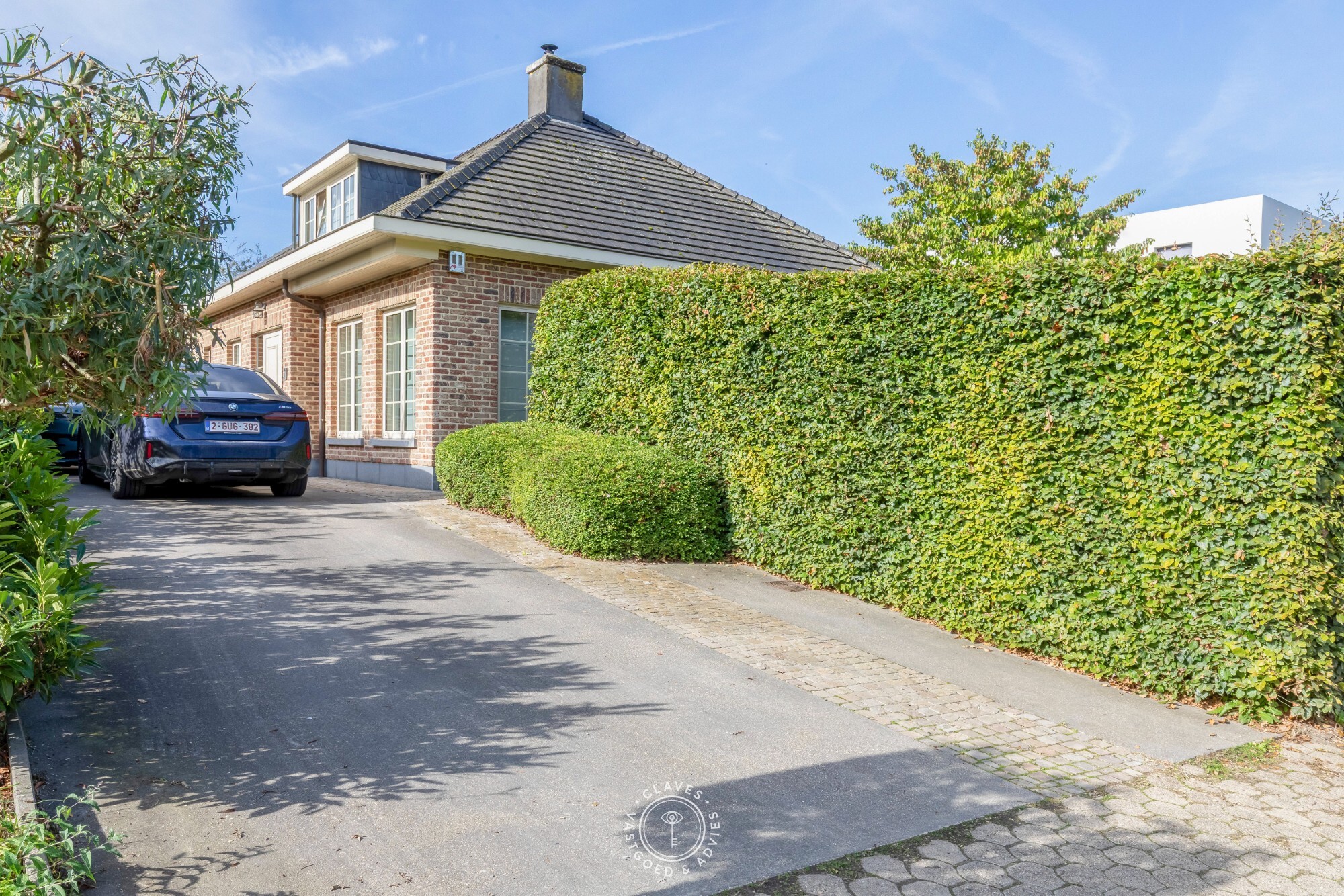 Stijlvol en kwalitatief wonen met een mooie tuin en uitzonderlijk ruime garage in Temse
