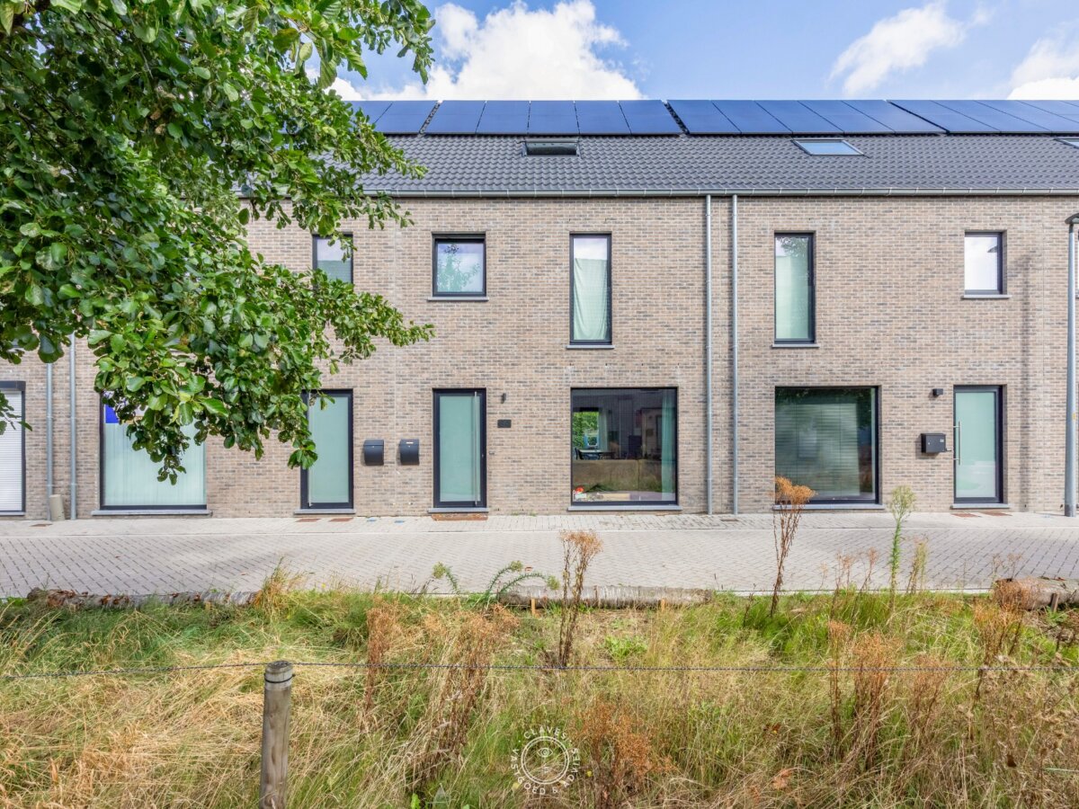 Praktische nieuwbouw woning met tuin en garage