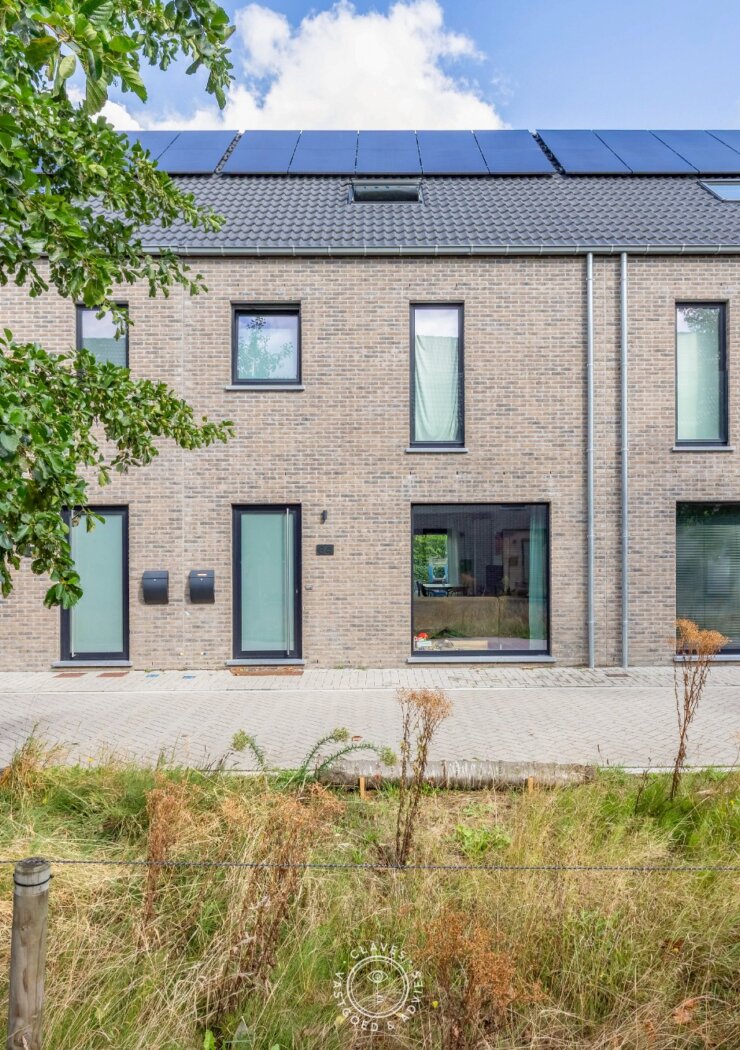 Praktische nieuwbouw woning met tuin en garage