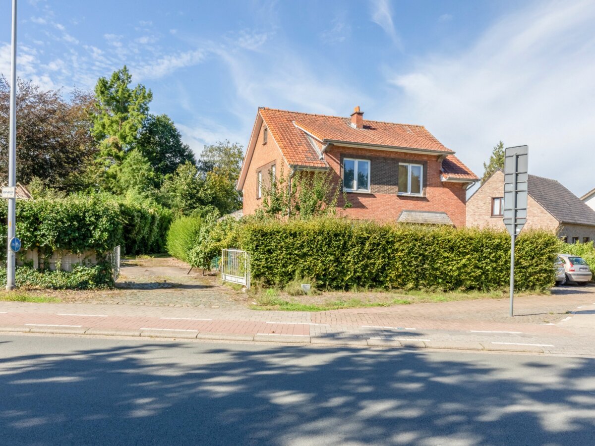 Voormalige hofstede met stallingen op perceel van 3016 m² dicht bij het centrum van Sint-Niklaas