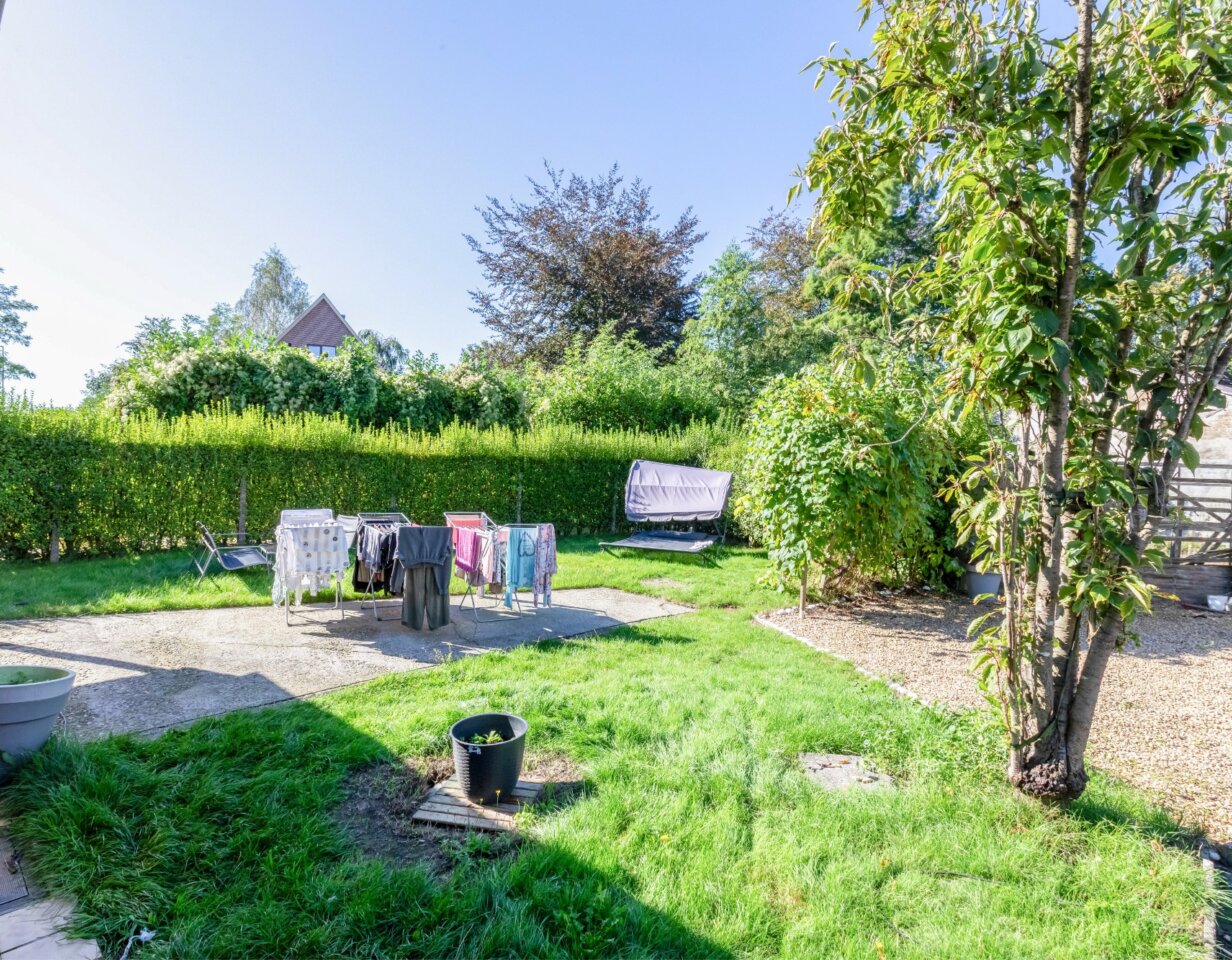 Voormalige hofstede met stallingen op perceel van 3016 m² dicht bij het centrum van Sint-Niklaas