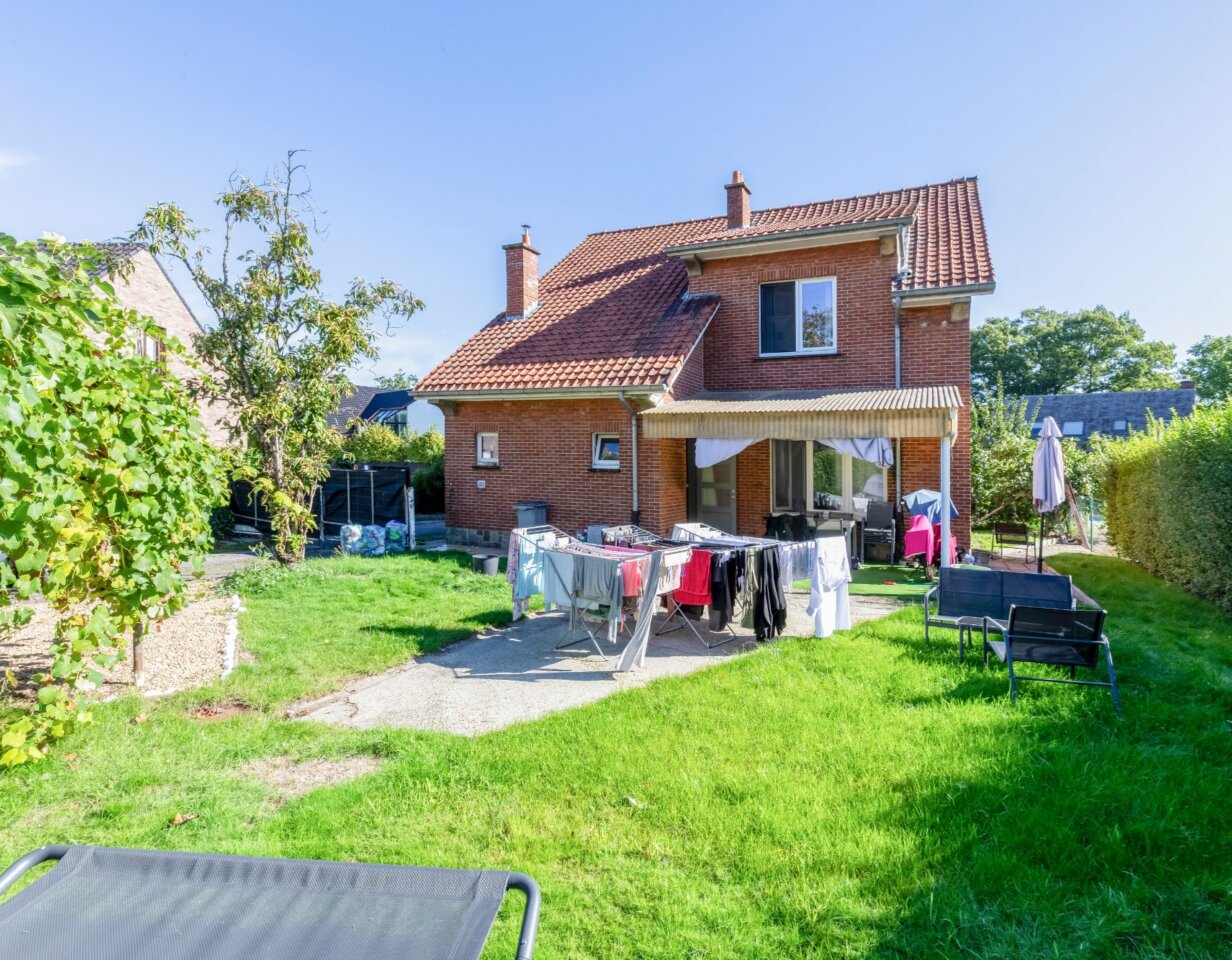 Voormalige hofstede met stallingen op perceel van 3016 m² dicht bij het centrum van Sint-Niklaas