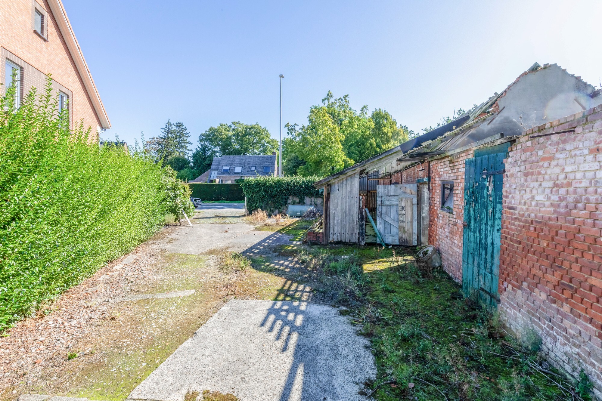 Voormalige hofstede met stallingen op perceel van 3016 m² dicht bij het centrum van Sint-Niklaas