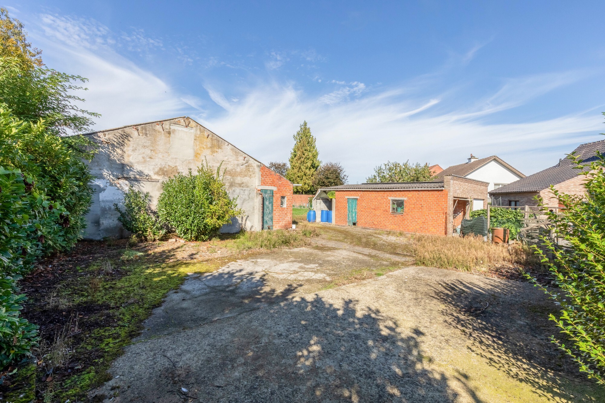 Voormalige hofstede met stallingen op perceel van 3016 m² dicht bij het centrum van Sint-Niklaas