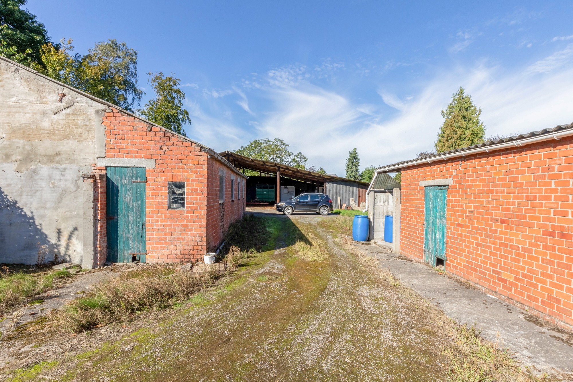 Voormalige hofstede met stallingen op perceel van 3016 m² dicht bij het centrum van Sint-Niklaas