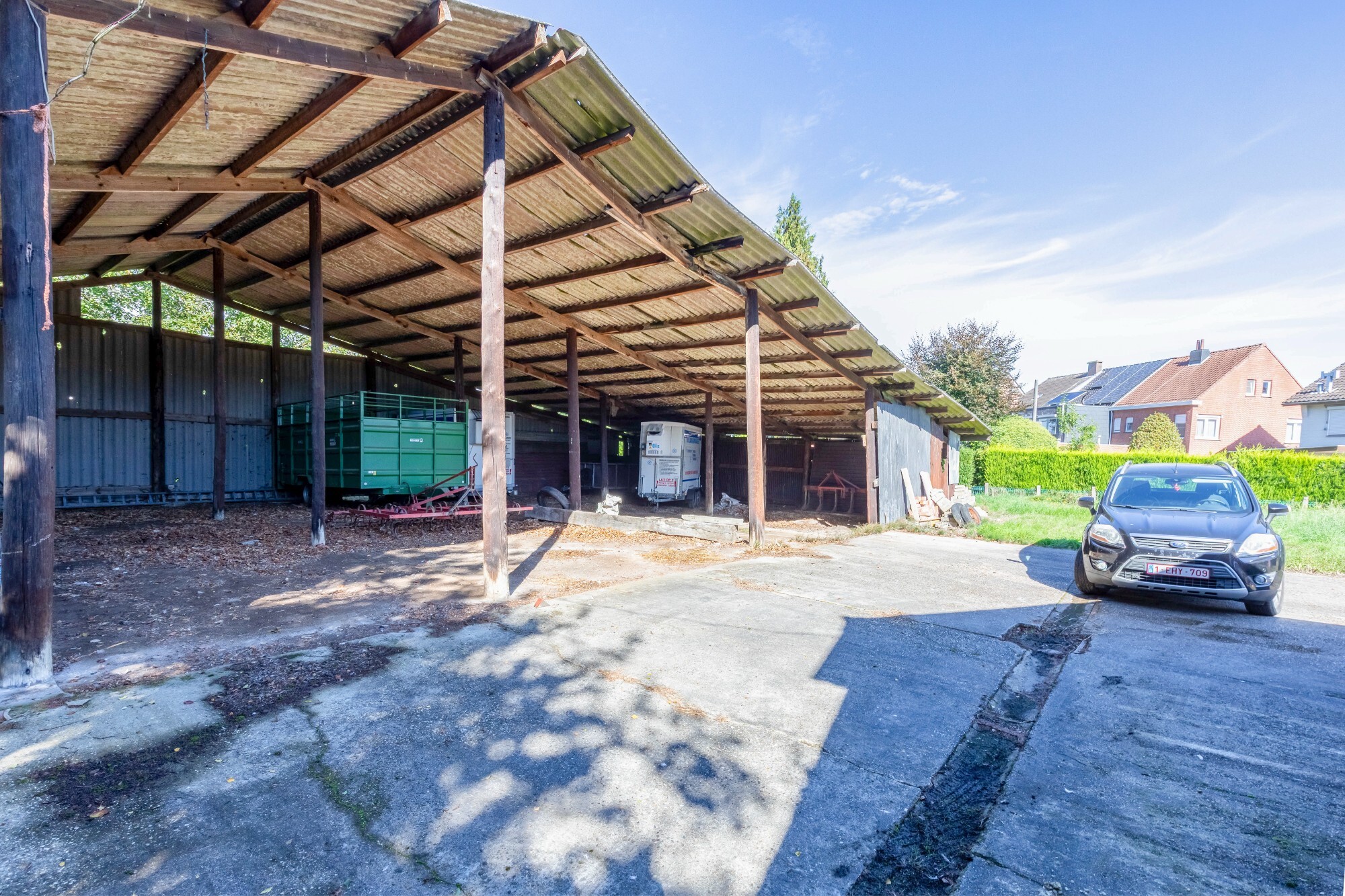 Voormalige hofstede met stallingen op perceel van 3016 m² dicht bij het centrum van Sint-Niklaas