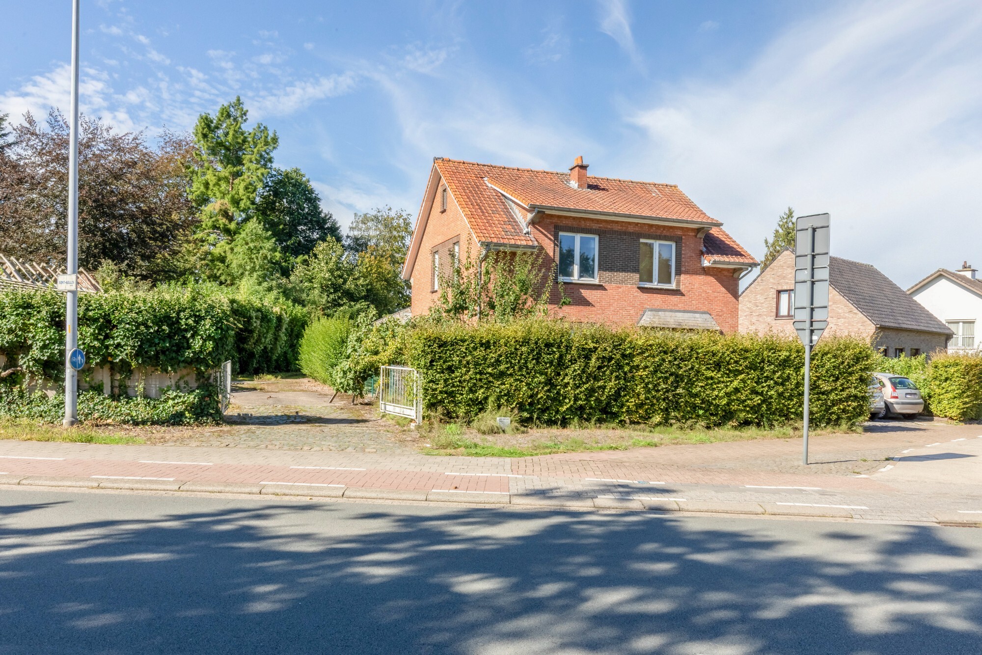 Voormalige hofstede met stallingen op perceel van 3016 m² dicht bij het centrum van Sint-Niklaas