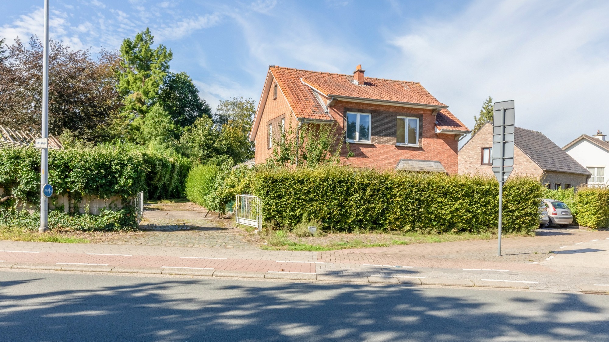 Voormalige hofstede met stallingen op perceel van 3016 m² dicht bij het centrum van Sint-Niklaas