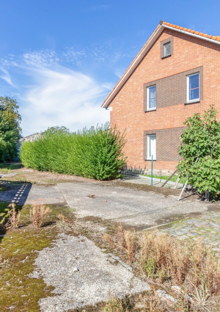 Voormalige hofstede met stallingen op perceel van 3016 m² dicht bij het centrum van Sint-Niklaas