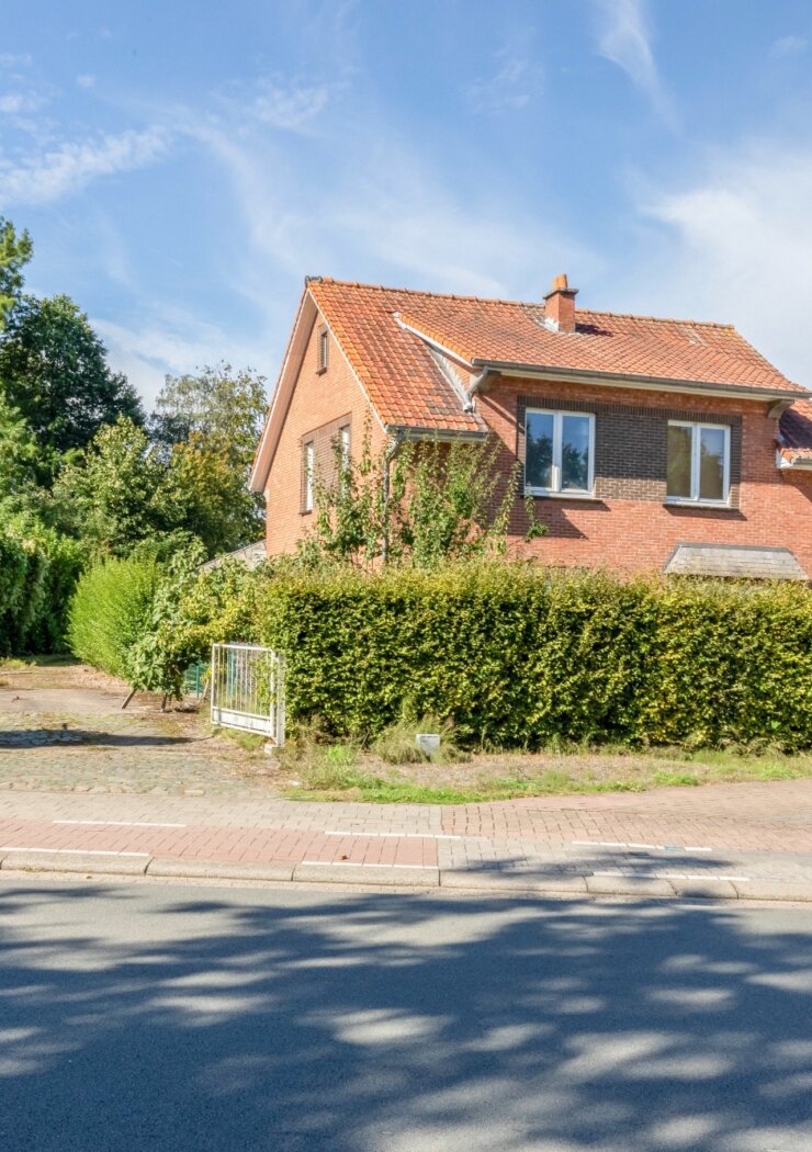 Voormalige hofstede met stallingen op perceel van 3016 m² dicht bij het centrum van Sint-Niklaas
