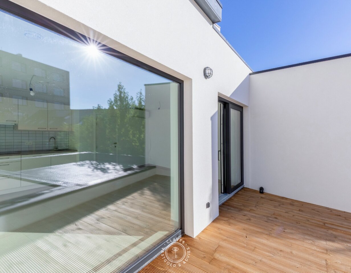 Energetisch gerenoveerd tweeslaapkamer appartement met zeer royaal terras