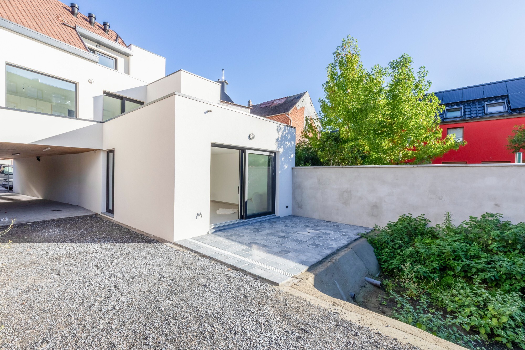 Ingrijpende energetische renovatie: gelijkvloers appartement met een zonnig terras aan 2%