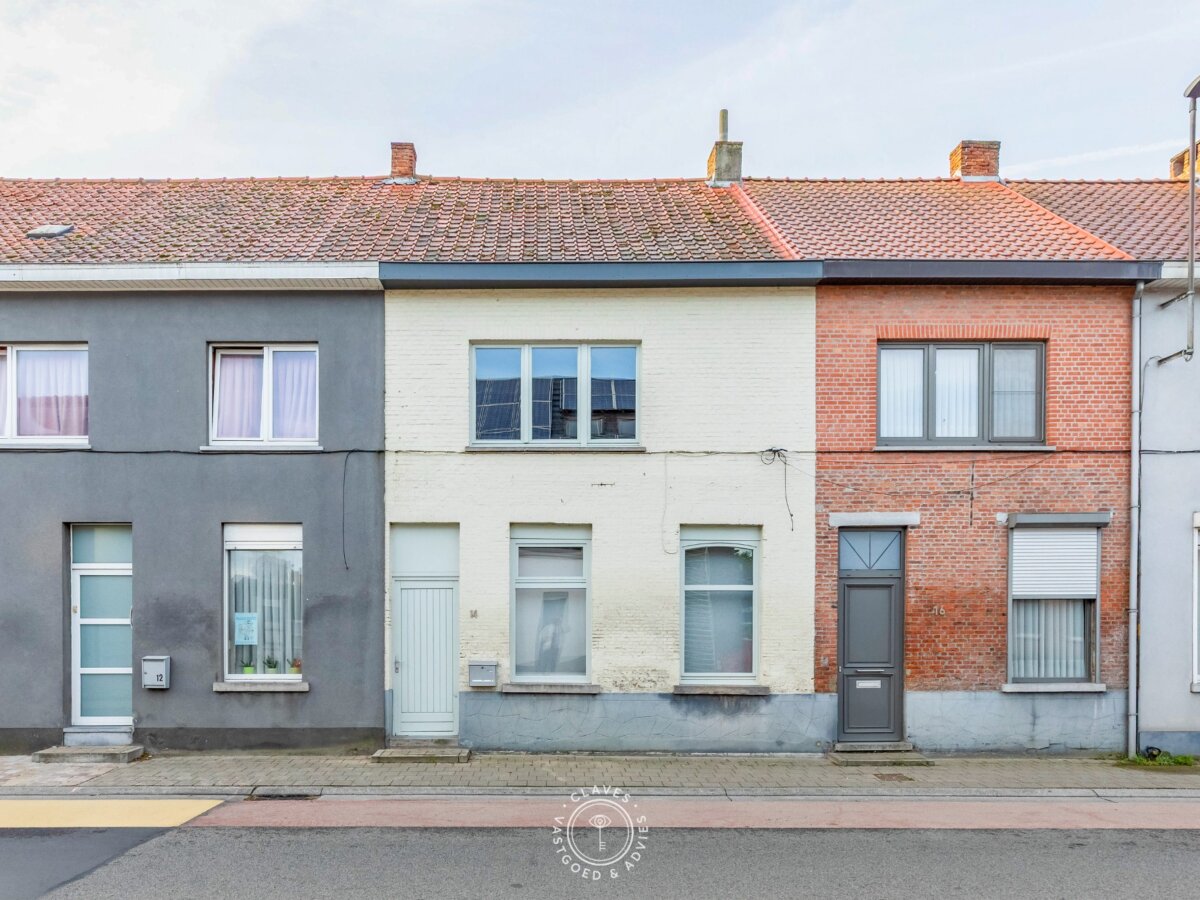 Te renoveren rijwoning met mogelijkheden in het hart van Nieuwkerken-Waas