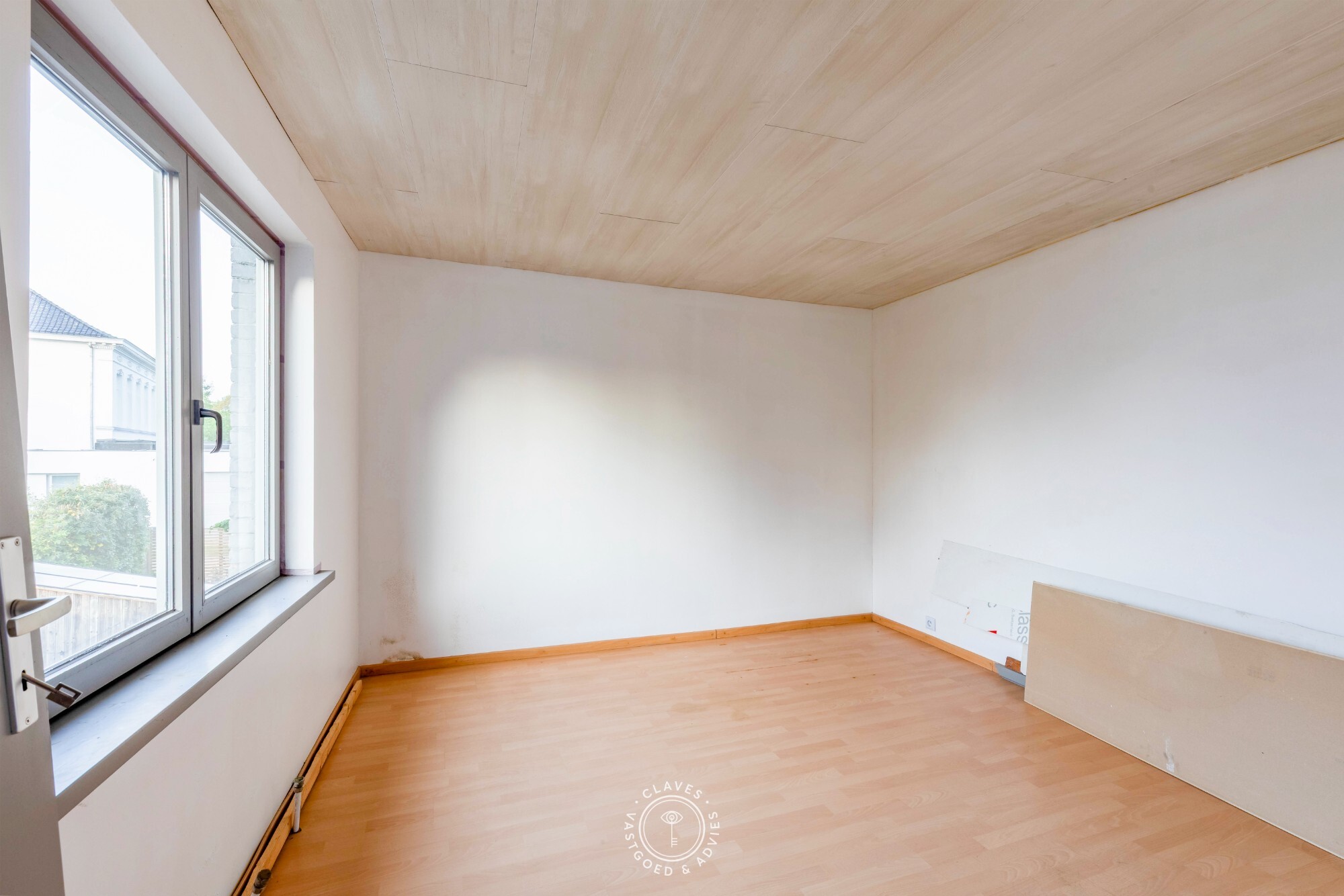 Te renoveren rijwoning met mogelijkheden in het hart van Nieuwkerken-Waas