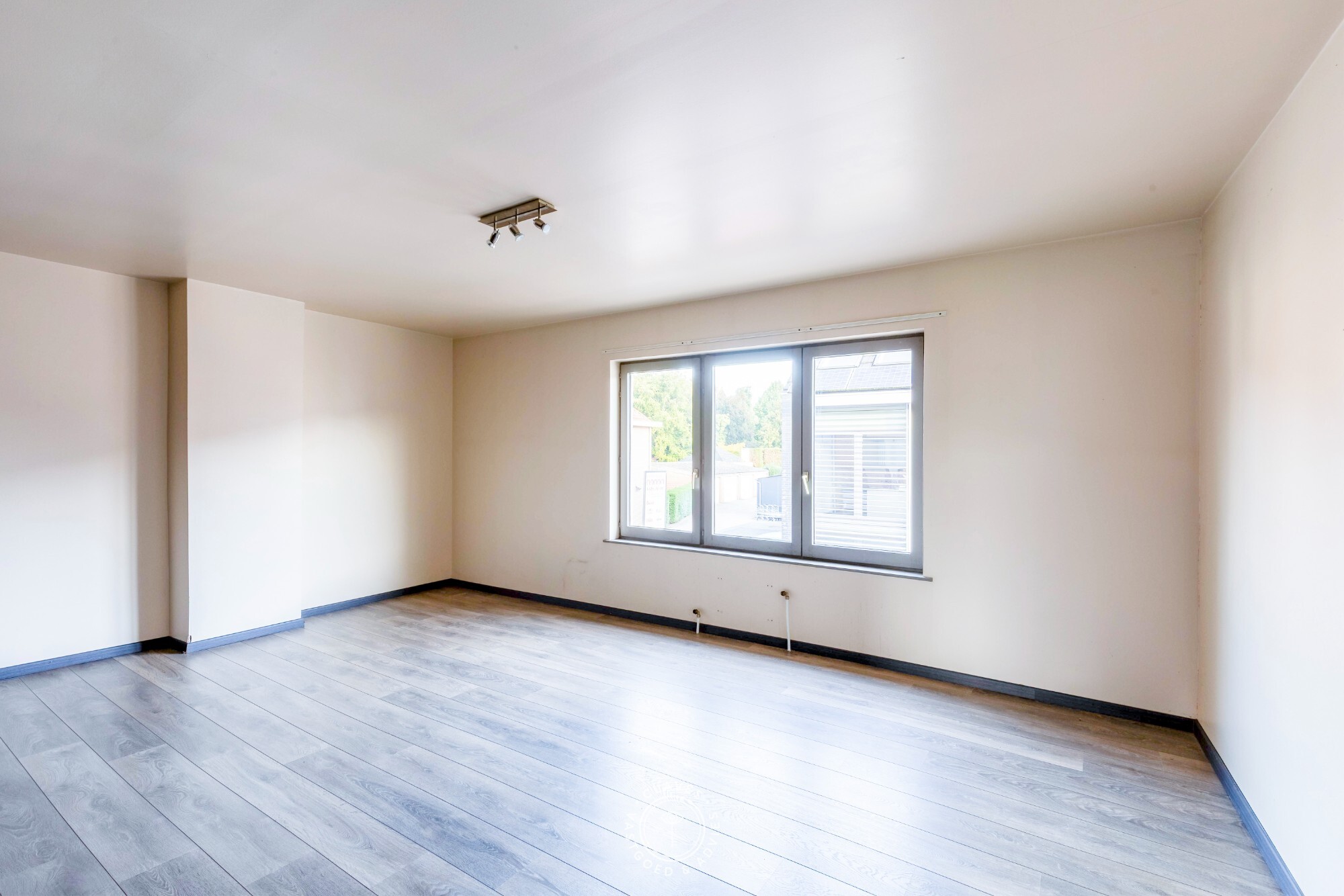 Te renoveren rijwoning met mogelijkheden in het hart van Nieuwkerken-Waas