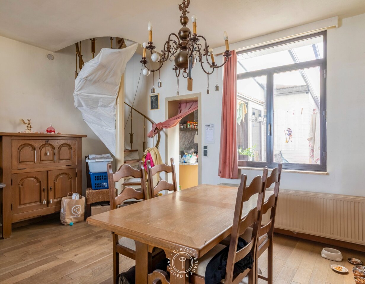 Te renoveren rijwoning met ruime garage en tal van mogelijkheden in Temse