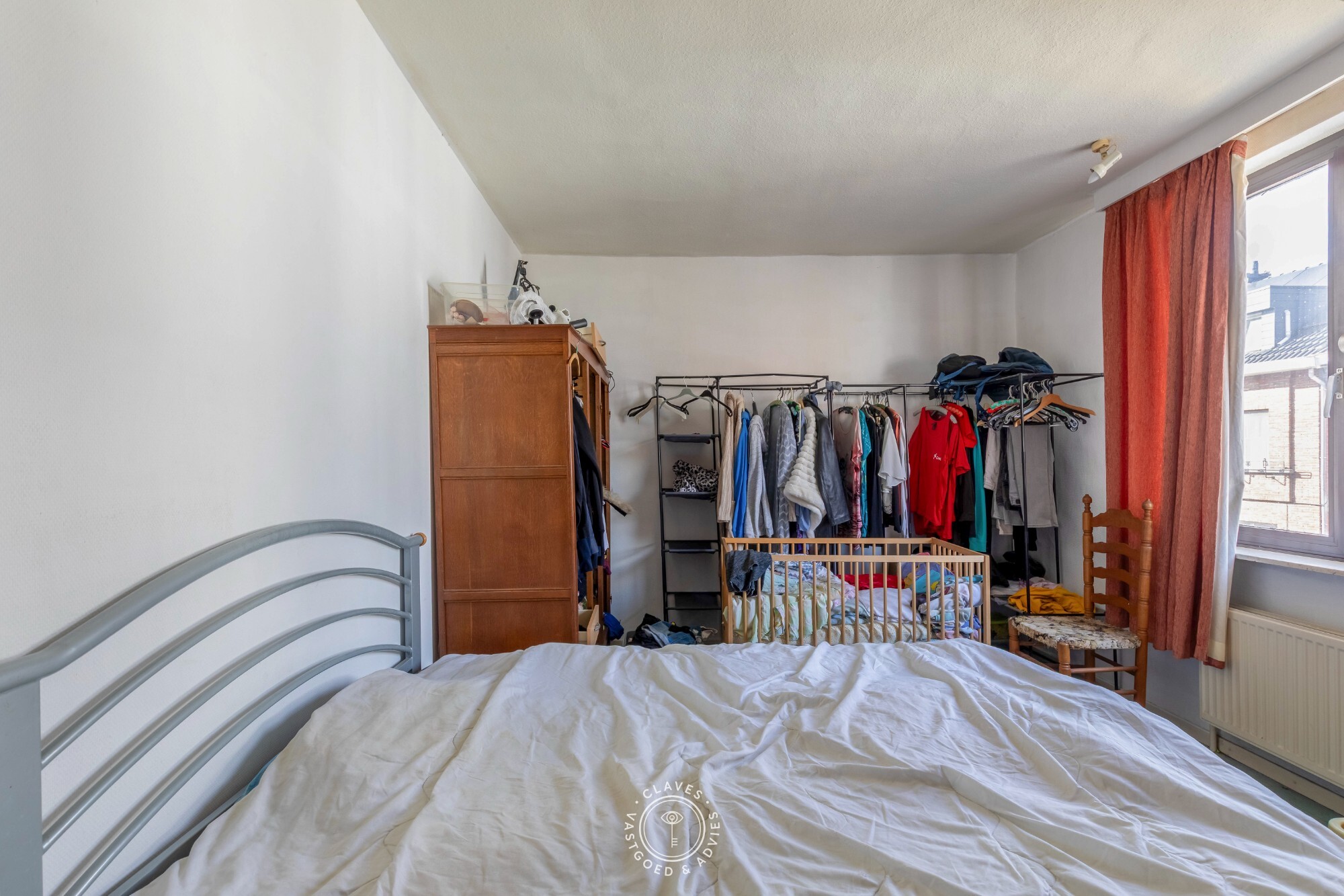 Te renoveren rijwoning met ruime garage en tal van mogelijkheden in Temse