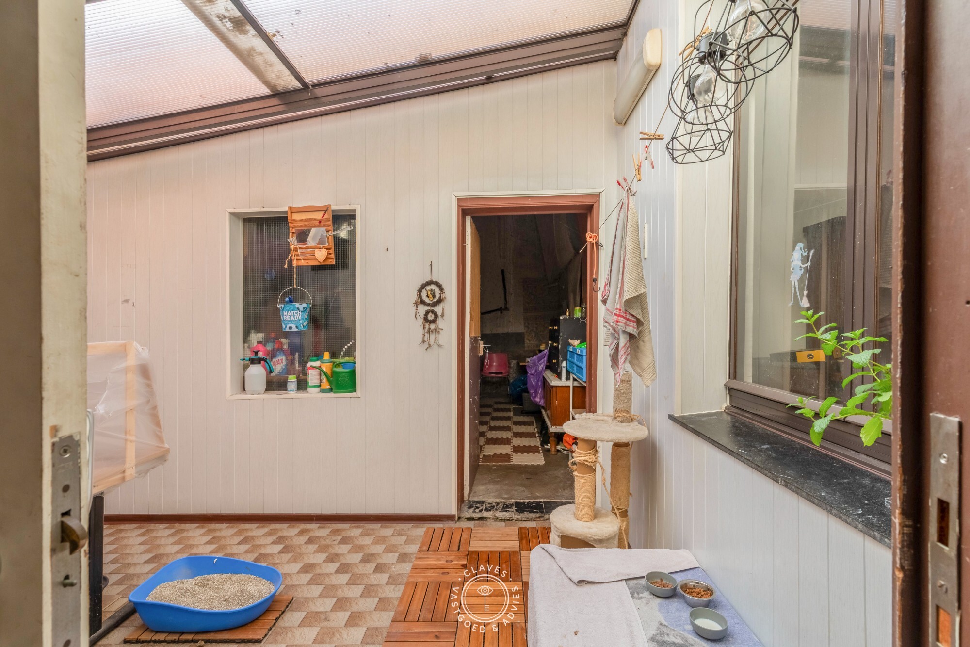 Te renoveren rijwoning met ruime garage en tal van mogelijkheden in Temse