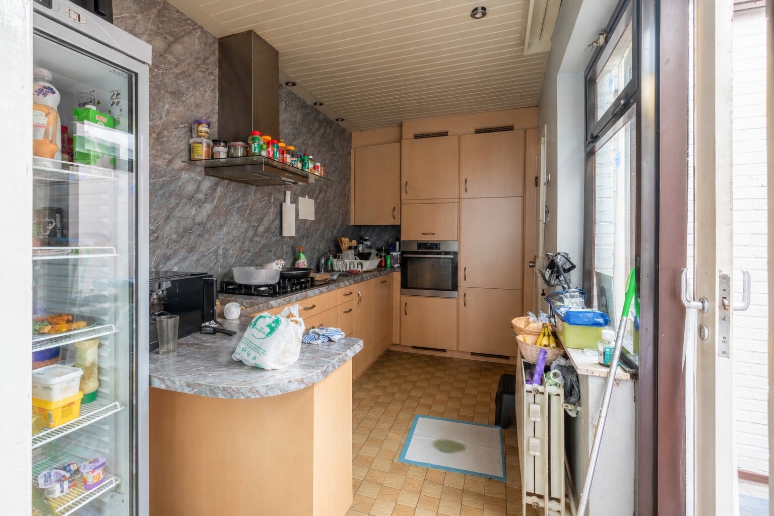 Te renoveren rijwoning met ruime garage en tal van mogelijkheden in Temse