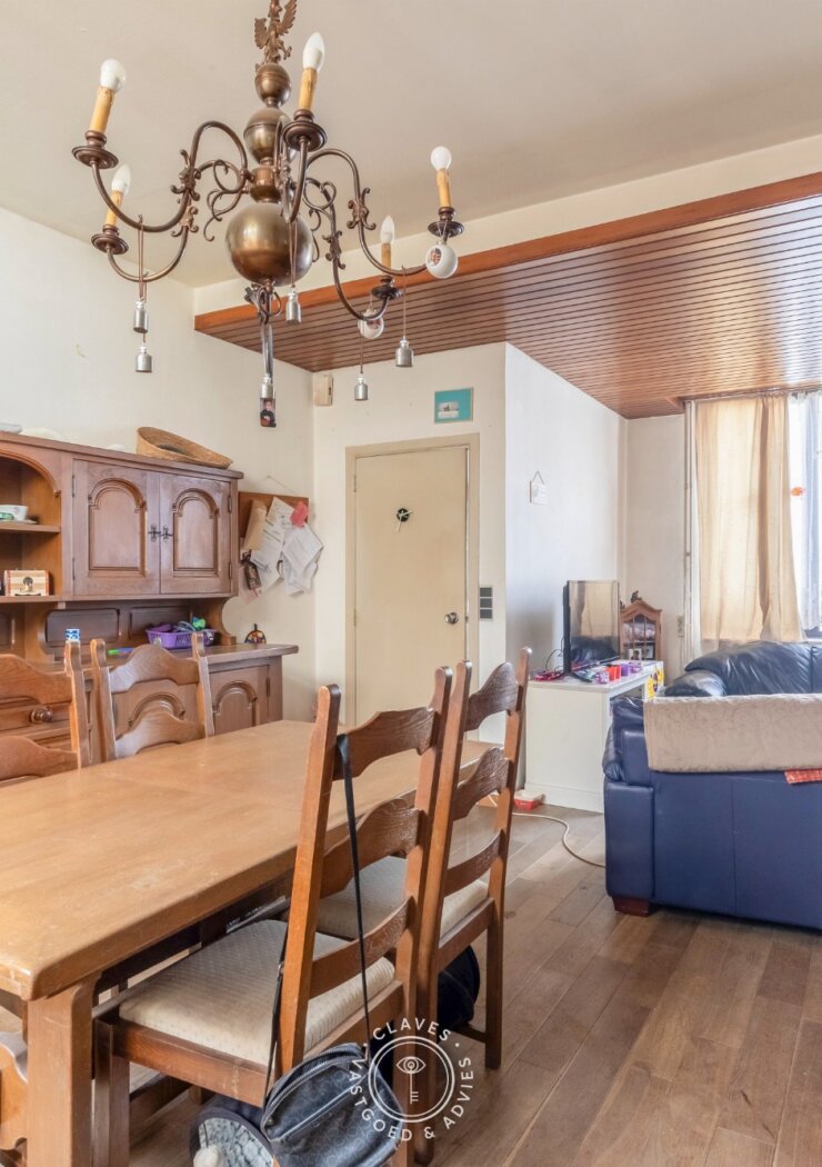 Te renoveren rijwoning met ruime garage en tal van mogelijkheden in Temse