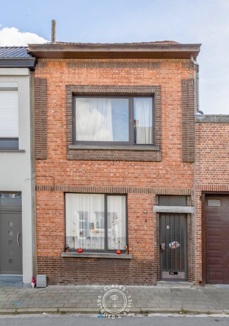 Te renoveren rijwoning met ruime garage en tal van mogelijkheden in Temse