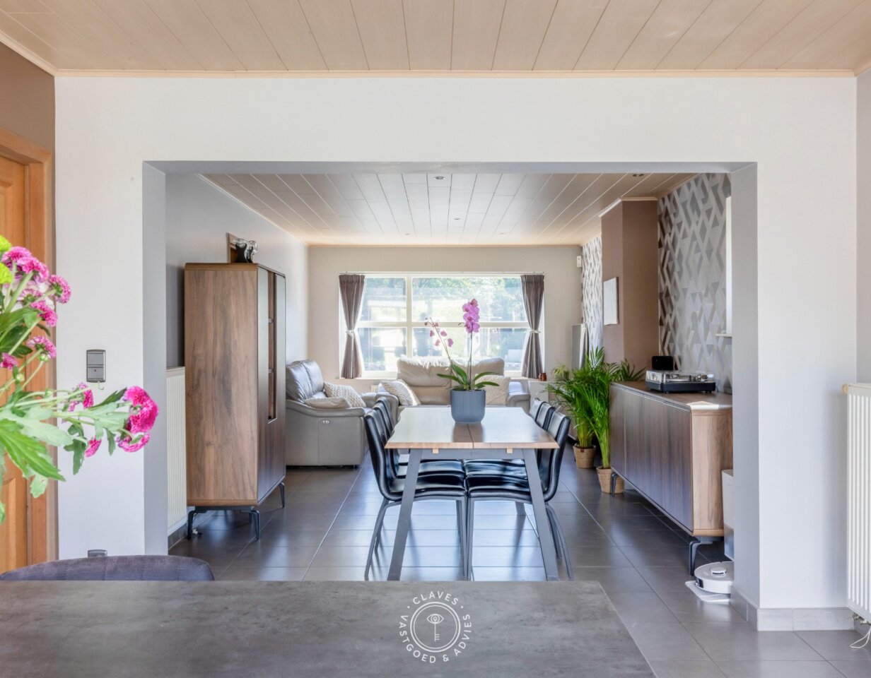 Vernieuwde halfopen bebouwing met grote tuin