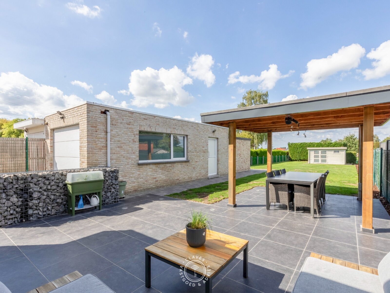 Vernieuwde halfopen bebouwing met grote tuin