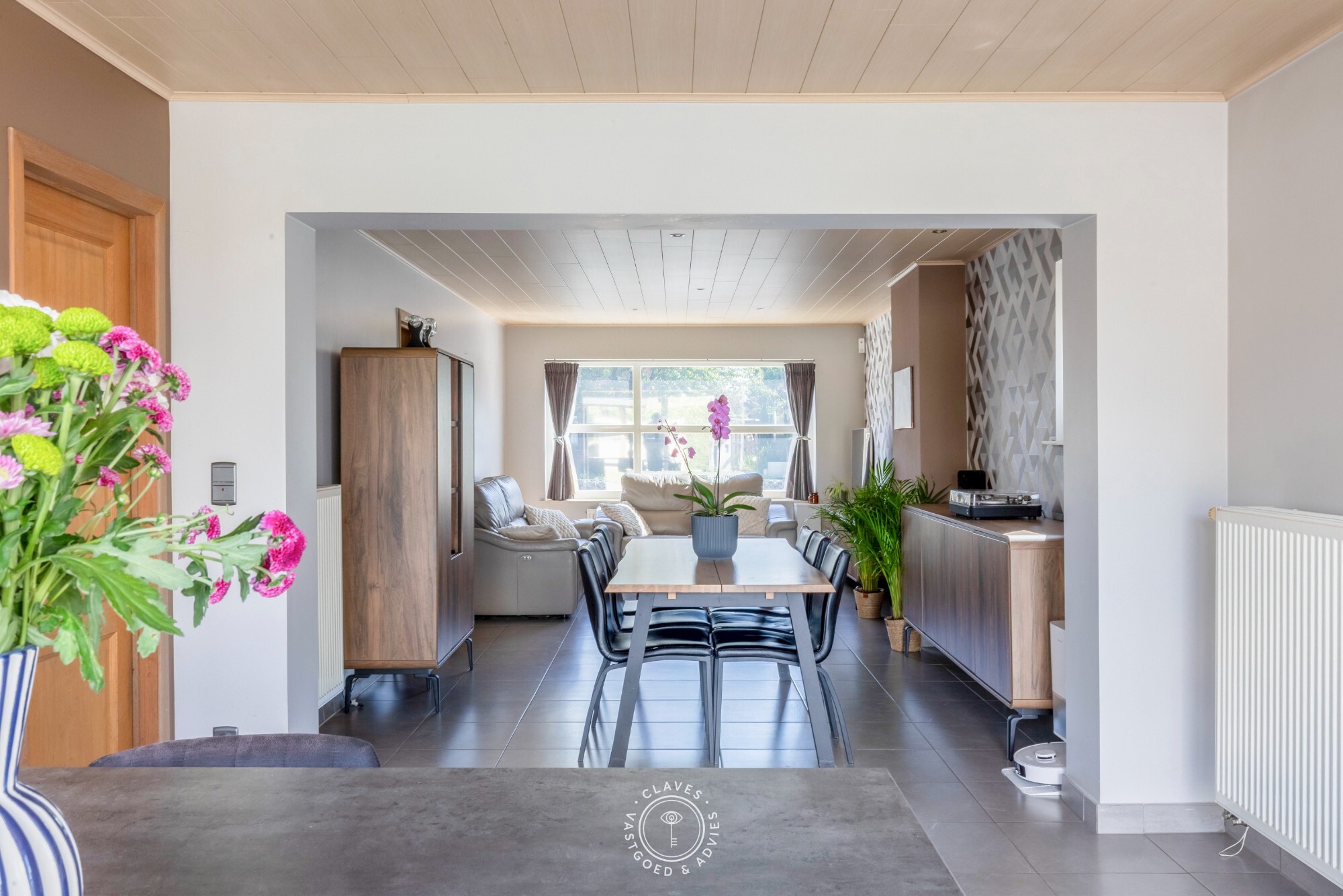 Vernieuwde halfopen bebouwing met grote tuin