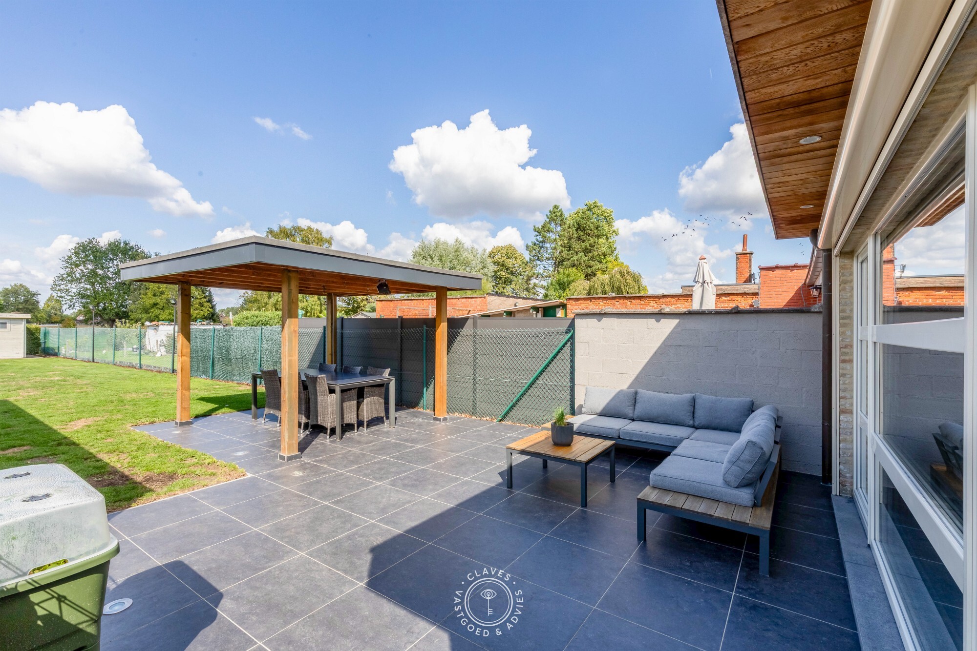 Vernieuwde halfopen bebouwing met grote tuin