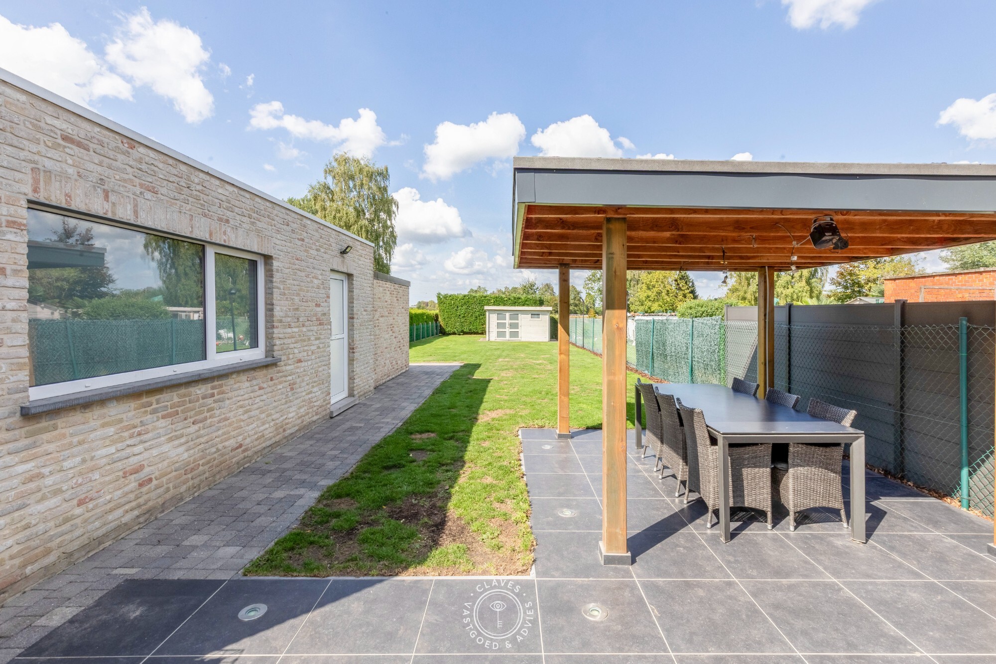 Vernieuwde halfopen bebouwing met grote tuin