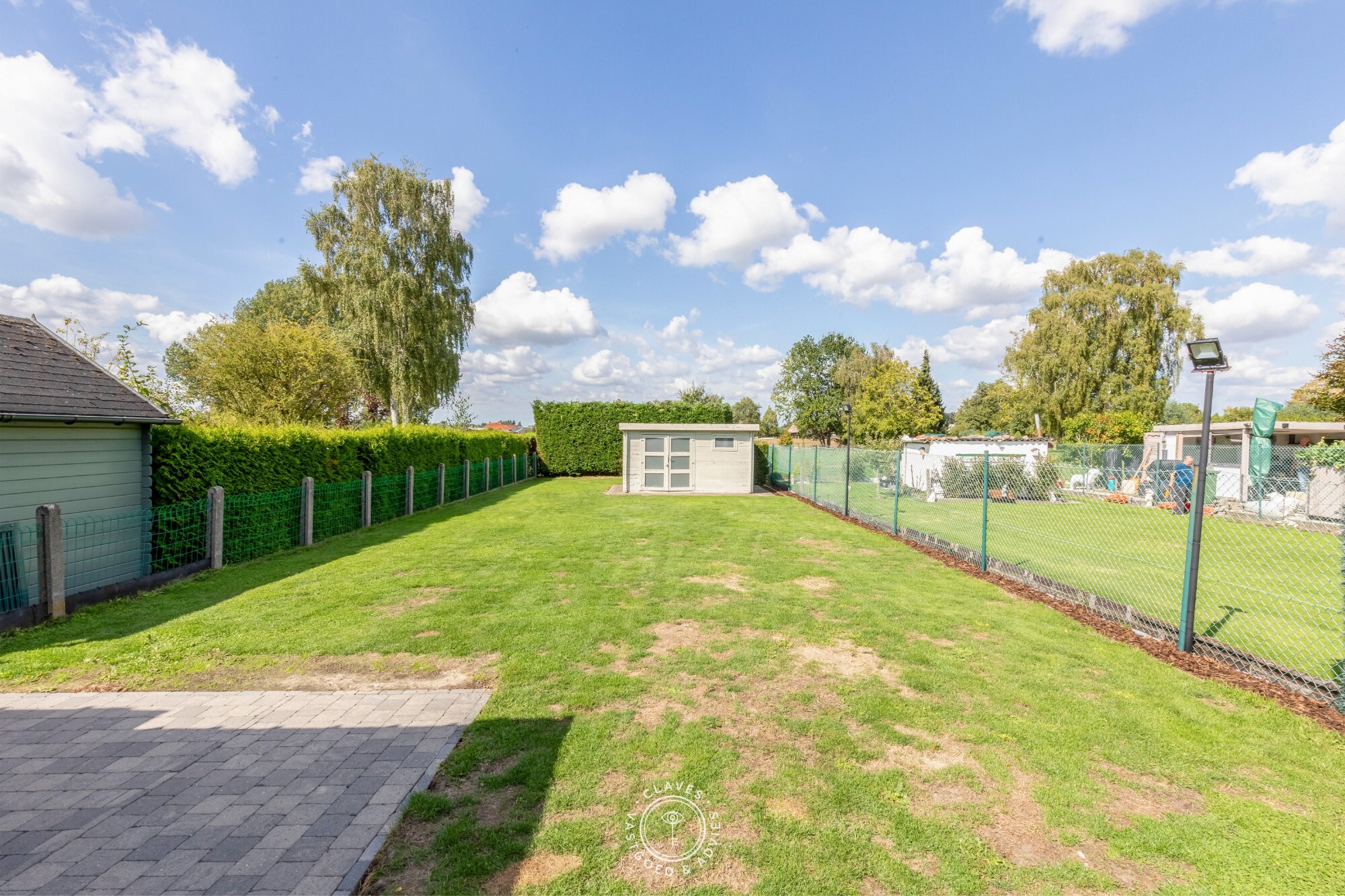 Vernieuwde halfopen bebouwing met grote tuin