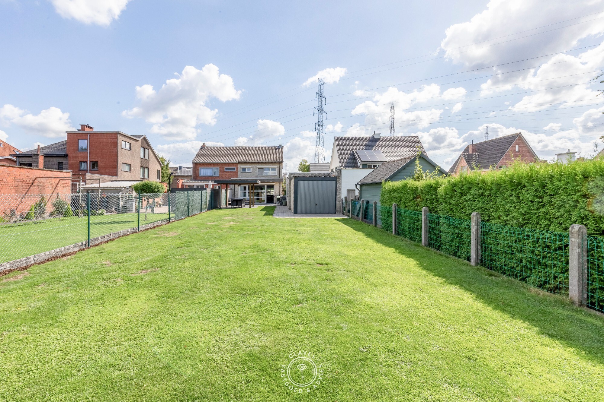 Vernieuwde halfopen bebouwing met grote tuin
