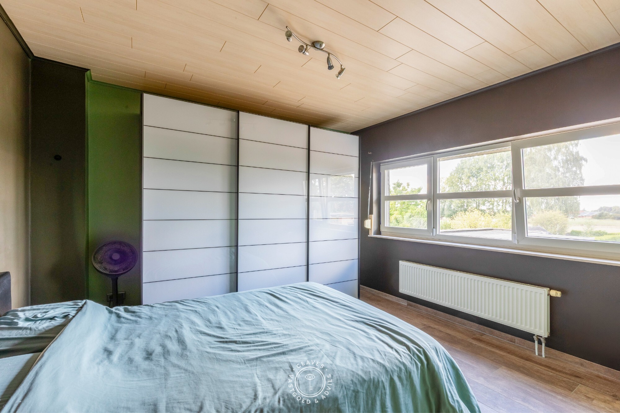 Vernieuwde halfopen bebouwing met grote tuin