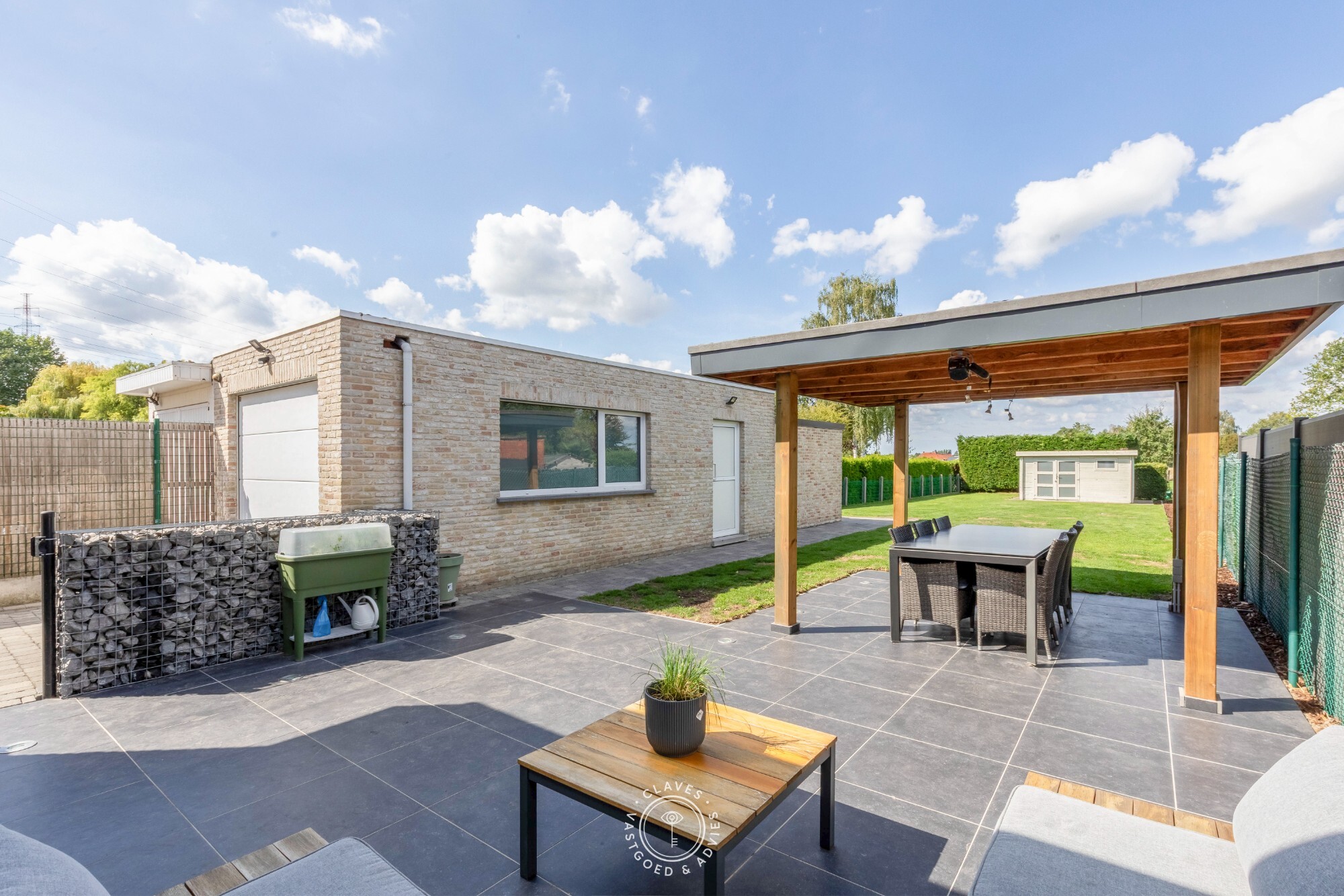 Vernieuwde halfopen bebouwing met grote tuin