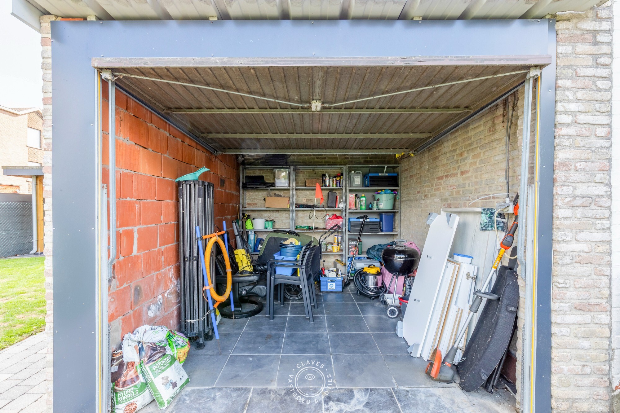 Vernieuwde halfopen bebouwing met grote tuin