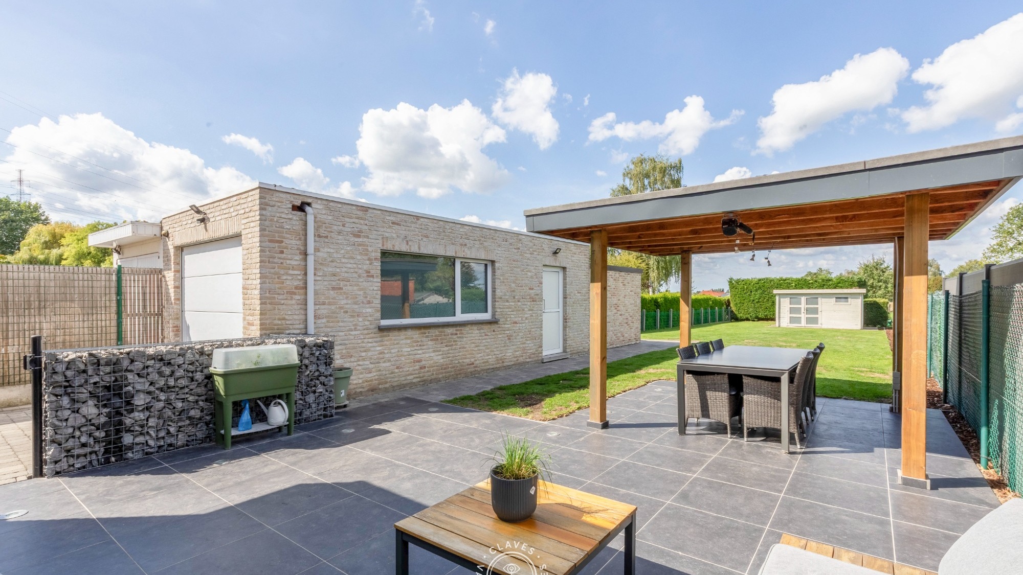 Vernieuwde halfopen bebouwing met grote tuin