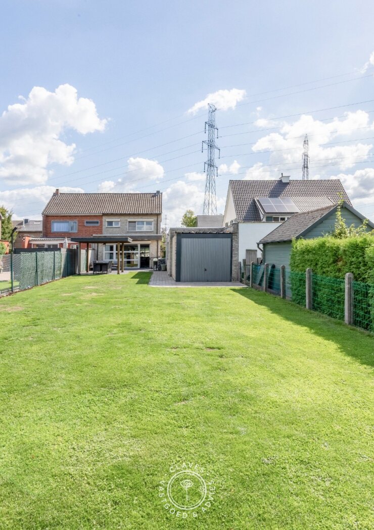 Vernieuwde halfopen bebouwing met grote tuin