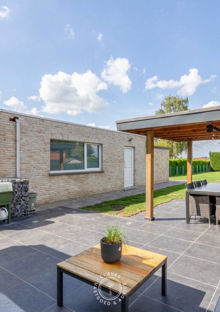 Vernieuwde halfopen bebouwing met grote tuin