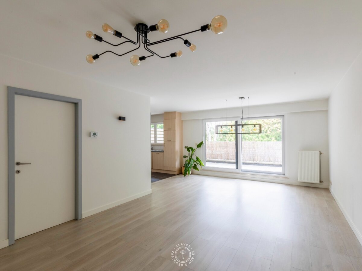 Verzorgd 2 slaapkamer appartement met ruim terras en autostaanplaats
